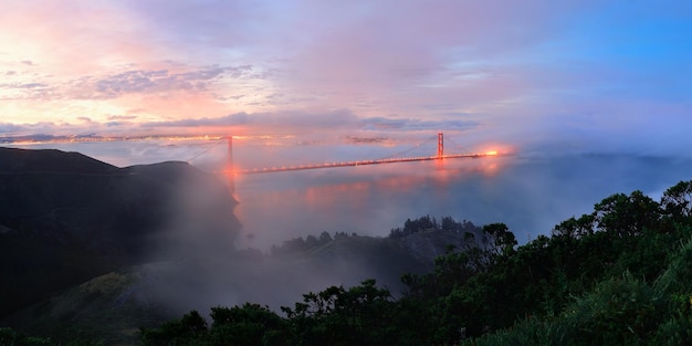 Golden Gate Bridge et brouillard à San Francisco vu du sommet de la montagne