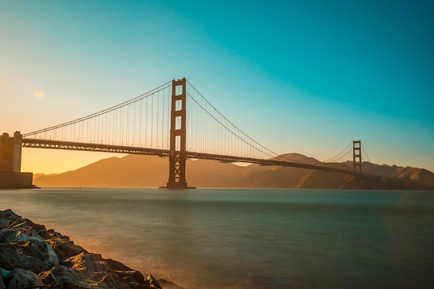 Golden Gate et ses magnifiques tons de coucher de soleil États-Unis