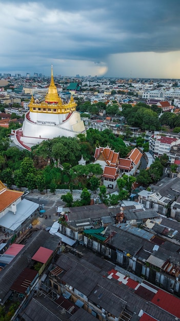 Golden Mountain Wat Saket Ratcha Wora Maha Wihan attraction touristique populaire de Bangkok Monuments de Bangkok Thaïlande Sous la pluie avant topview