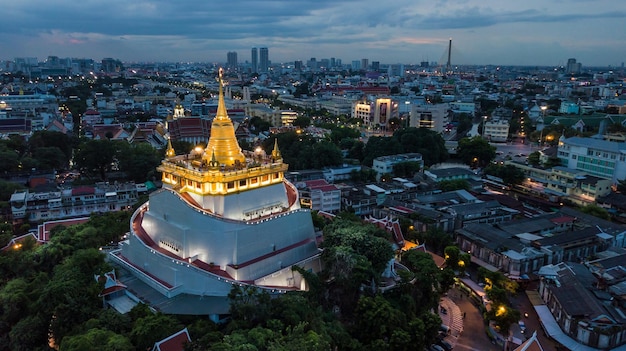 Golden Mountain Wat Saket Ratcha Wora Maha Wihan attraction touristique populaire de Bangkok Monuments de Bangkok Thaïlande Sous la pluie avant topview