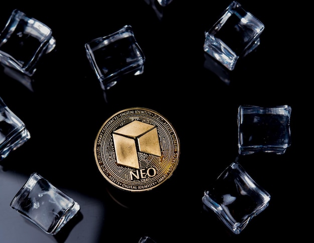 Golden Neo cryptocurrency Coin Golden sur fond noir foncé avec des glaçons