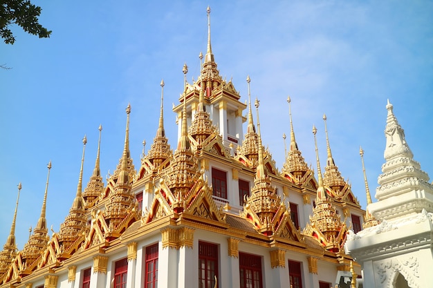 Golden Spires of Historic Loha Prasat Iron Castle à l'intérieur du temple Wat Ratchanatdaram Bangkok Thaïlande