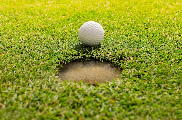 Photo golf dans le trou