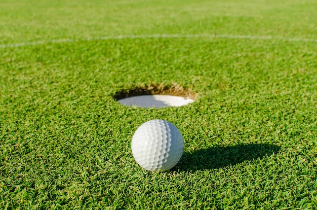 Photo golf dans le trou