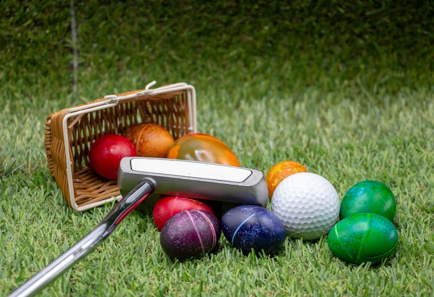 Golf Happy Easter avec des oeufs colorés sont sur l&#39;herbe verte