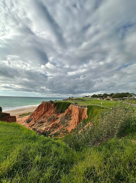 Golf et paysage de rochers et de mer