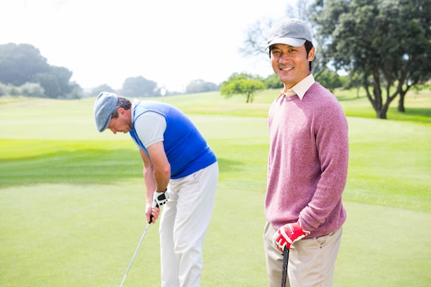 Golfer des amis sur le green