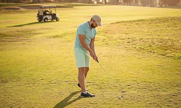 Golfeur en casquette avec support de club de golf sur passe-temps d'herbe