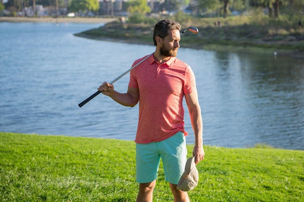 Golfeur homme jouant au golf sur un terrain de golf.