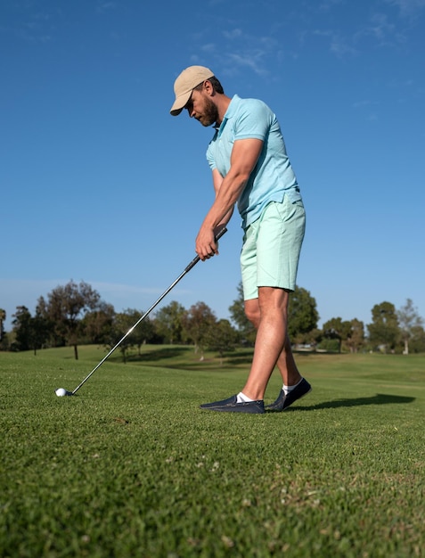 Golfeur jouant au golf dans le parcours de golf du soir Homme jouant au golf sur un parcours de golf au soleil