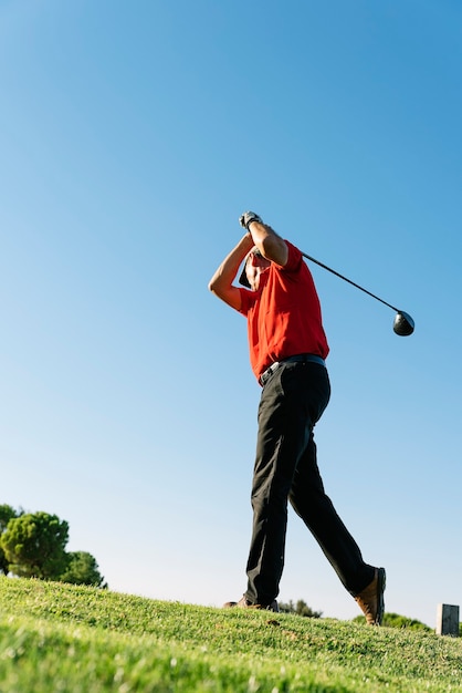 Golfeur jouant sur un terrain de golf. Concept de golf.