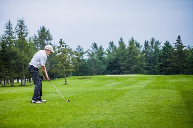 Golfeur mature sur un terrain de golf