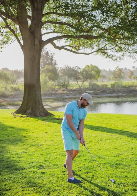 Golfeur mettant une balle de golf sur le golf vert