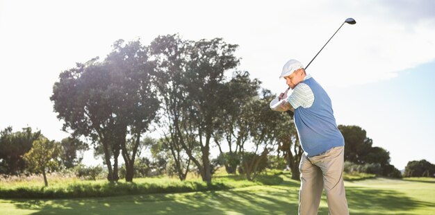 Golfeur se balançant sur l&#39;herbe