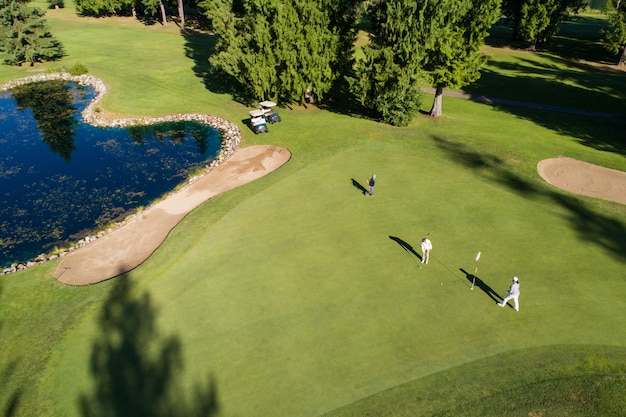 Golfeurs dans un magnifique parcours de golf par une journée ensoleillée