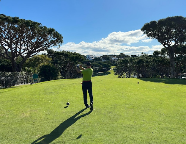 Golfeurs jouant au golf dans le contexte de la mise au point sélective du terrain