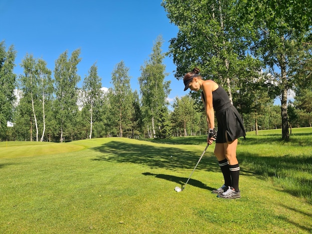 Une golfeuse fait un hit avec un club de golf