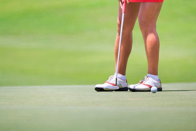 Golfeuse mettant sur le green