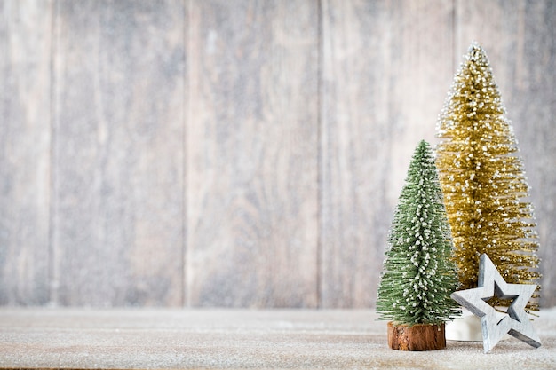 Golg et arbre de Noël vert sur un fond en bois.