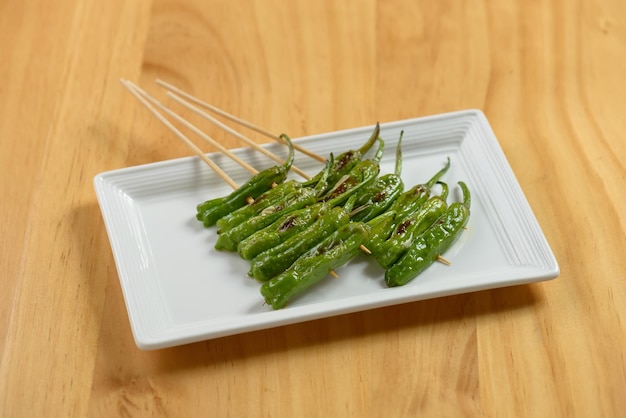 Gombo de cuisine japonaise dans un plateau blanc isolé sur la vue de dessus de table en bois