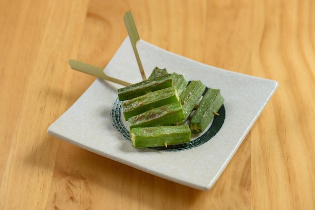 Gombo de cuisine japonaise dans un plateau blanc isolé sur la vue de dessus de table en bois