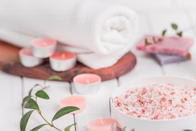 Gommage à la pêche au sel fait à la main avec de l'huile d'argan. Sel de l'Himalaya. Articles de toilette, Spa Set avec bougies et serviette blanche.