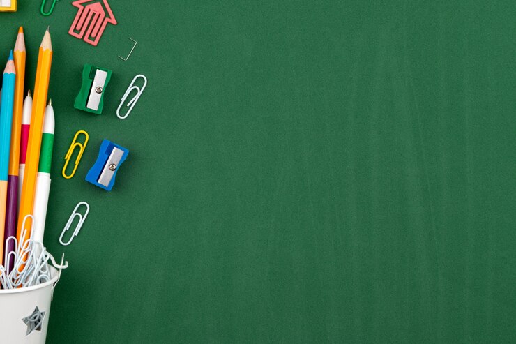 Photo gomme à effacer pour stylo trombone papeterie crayons dans un seau blanc. nature morte sur fond de commission scolaire verte. espace de copie plat laïque vue de dessus concept education