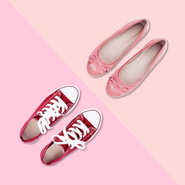 Photo gommes rouges avec lacets blancs et chaussures roses sur fond coloré. concept de mode.