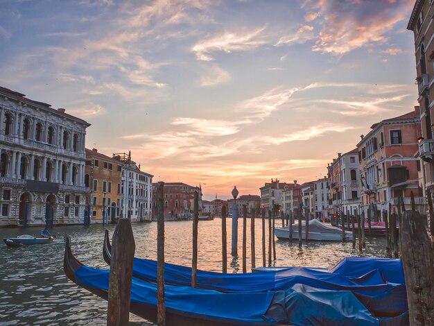 Photo une gondole sur un canal à venise