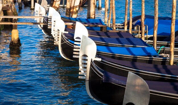 La gondole est un bateau à rames vénitien traditionnel à fond plat, très célèbre monument de la ville de Venise