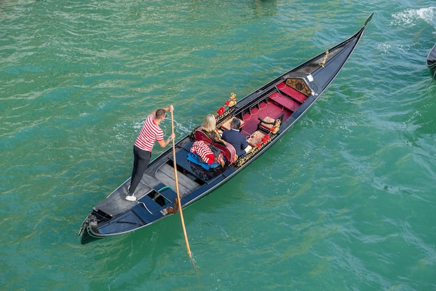 Gondole qui transporte les touristes en vacances à Venise