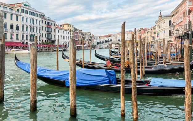 Gondoles amarrées sur le Grand Canal à Venise, Italie. Vue urbaine vénitienne