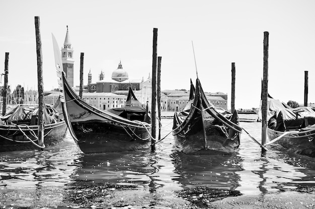 Gondoles amarrées en gros plan à Venise, Italie. Image en noir et blanc