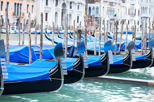 Gondoles amarrées par la place Saint-Marc avec l'église San Giorgio di Maggiore à Venise, Italie,