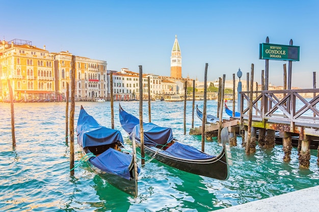 Gondoles du Grand Canal au service des douanes de la télécabine de la jetée et à l'église San Giorgio Maggiore