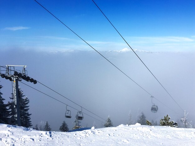 Photo des gondoles du télésiège de koessen au tyrol, en autriche, sur la montagne unterberghorn apparaissent