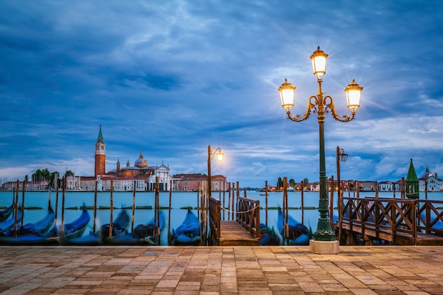 Gondoles flottant dans le Grand Canal après le coucher du soleil