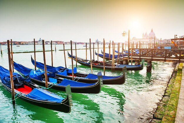 Gondoles sur le Grand canal au coucher du soleil à Venise, Italie. Destination de voyage célèbre