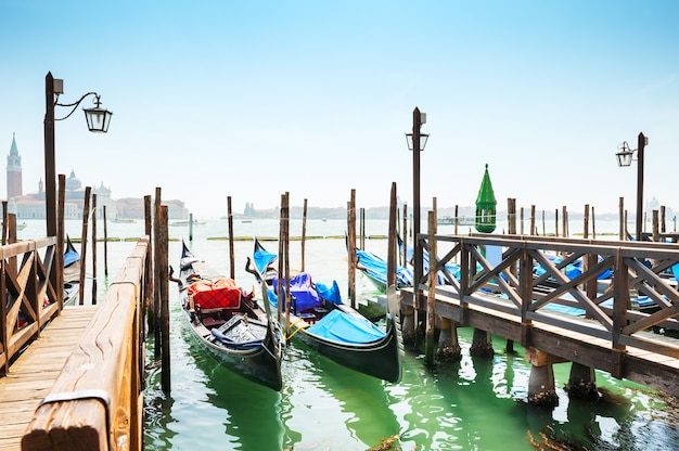 Gondoles sur le Grand Canal à Venise, Italie. Beau paysage d'été