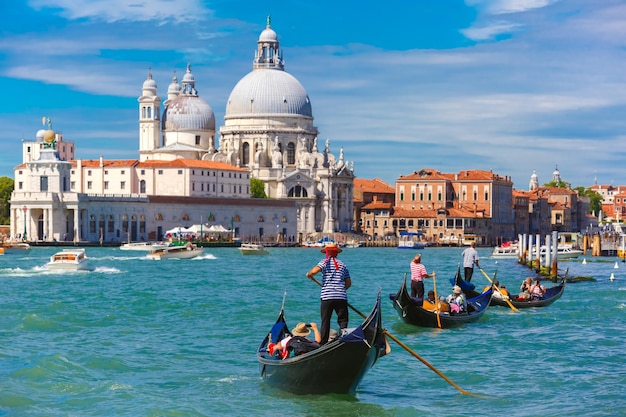 Gondoles sur le Grand Canal à Venise Italie