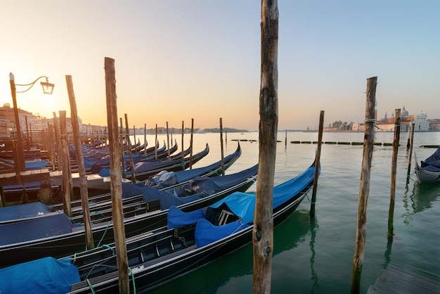 Gondoles et île de San Giorgio Maggiore à Venise, Italie