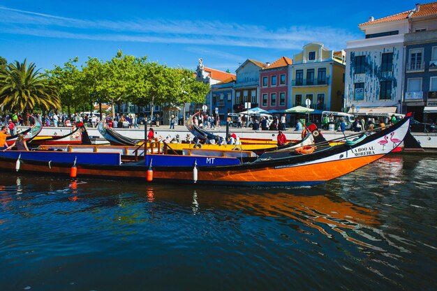 Gondoles pour touristes sur le canal d'une ville portugaise