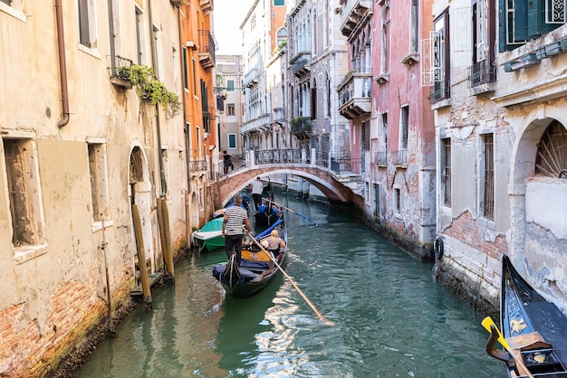 Gondoles traditionnelles sur le canal étroit à Venise Italie