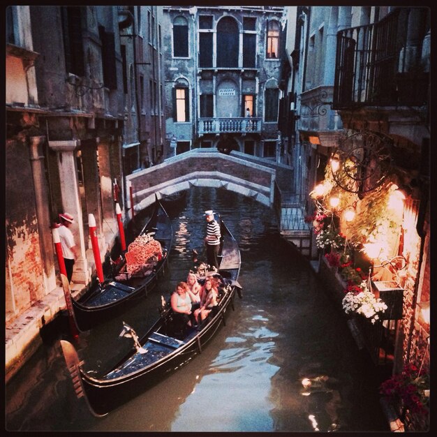 Photo gondolier au travail à venise