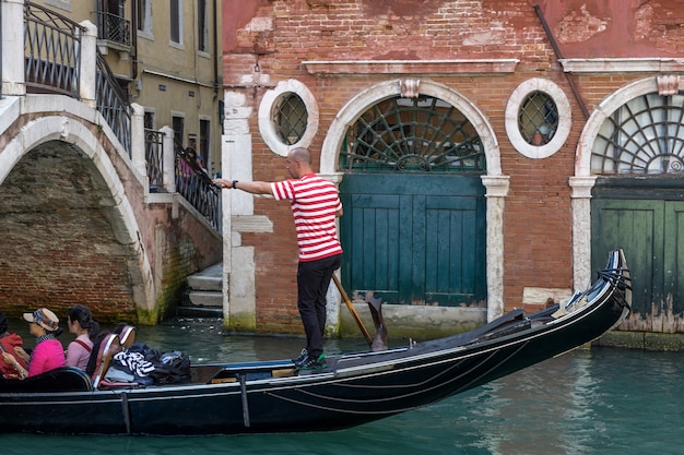 Gondolier exerçant son métier