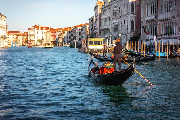 Gondolier méconnaissable montant une gondole au Gran Canale (Grand Canal) de Venise, Vénétie, Italie.