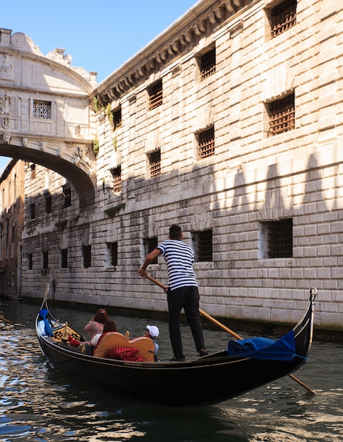 Gondolier sous le pont des soupirs à Venise