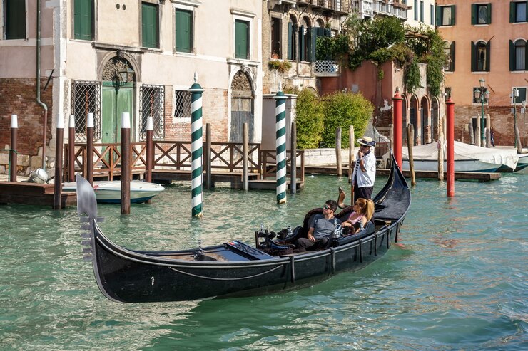 Gondolier transportant des personnes à Venise