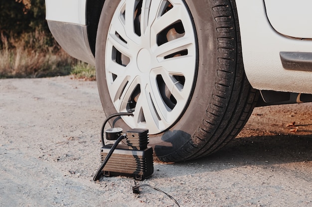 Gonflage de pneus avec compresseur de voiture.