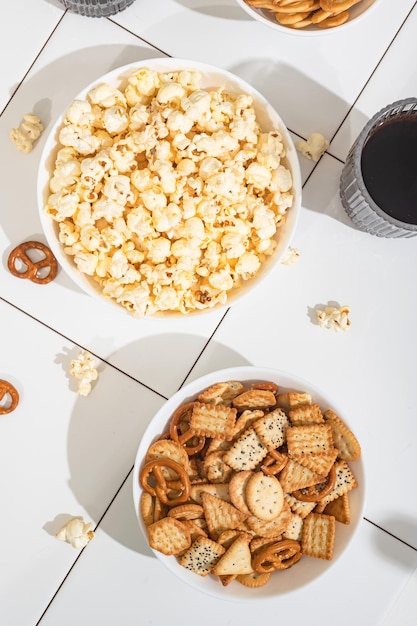 Goodies faits maison restauration rapide un bol avec des craquelins de pop-corn et des biscuits sur un tableau blanc